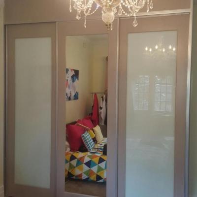 Homestead Rout With Inlaid Opti Glass And One Inlaid Mirror Robe